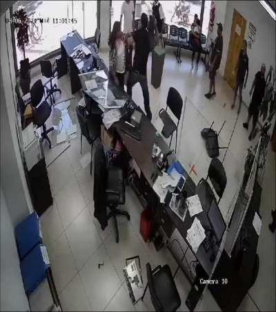 A lo Bombita, destruyó una oficina de Energía porque no le colocaban el medidor de luz desde hace 2 años