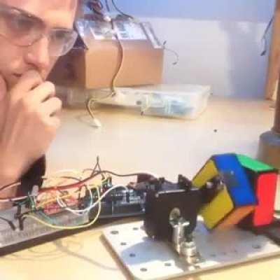 Self solving rubik's cube