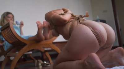 Esclave et soumise ligotée au pieds de sa maîtresse pour les nettoyer avec la langue.