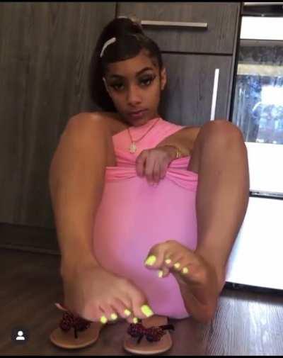 Gotta love a pretty feet black woman😩😍😍