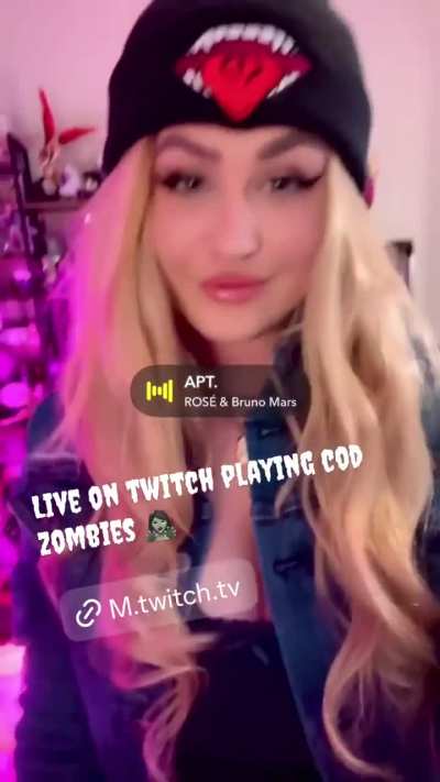 Our cute Mommy was live💖