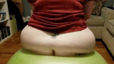 Bounce that PAWG ass on the yoga ball