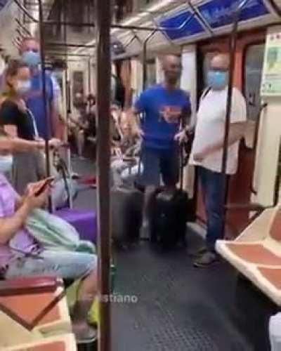 Respeitando o distanciamento social.