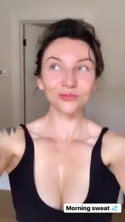 Mariagreyxo after sweaty workout💦