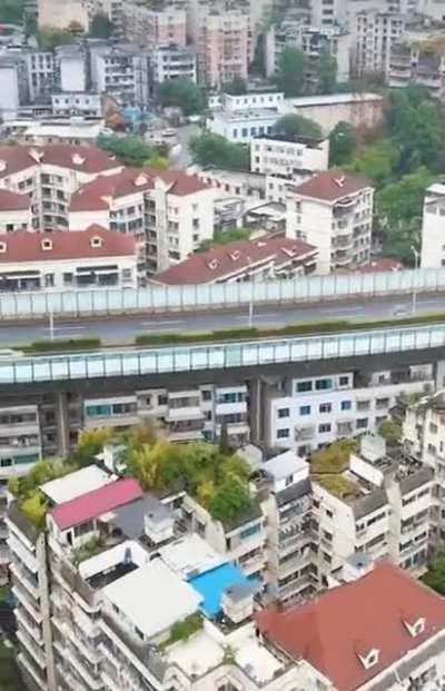 Зато машины под окнами не снуют!