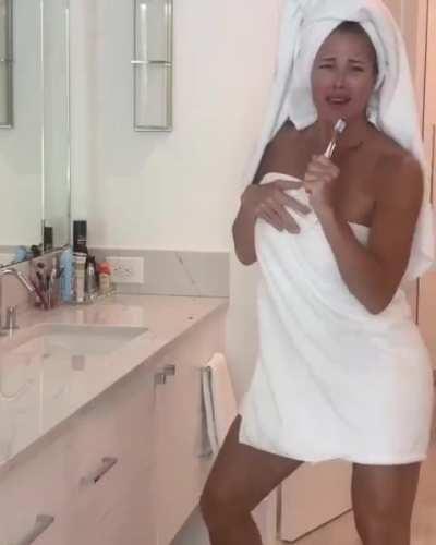 Torrie Wilson 🚿🎤