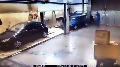 WCGW Car Wash Attendant Teaches Robber A Lesson