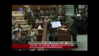 Erdoğan'ın öcalana sayın şehitlerimize kelle dediğini ardından şehit aileleri tarafından, Erdoğan'a üç kuruşluk dava açıldığını halk unutur arşiv unutmaz.