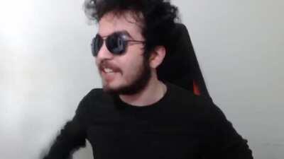 Erkan ama duvardaki adalet yazisina gülüyor