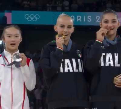 Zhou Yaqin reaction on the podium was priceless