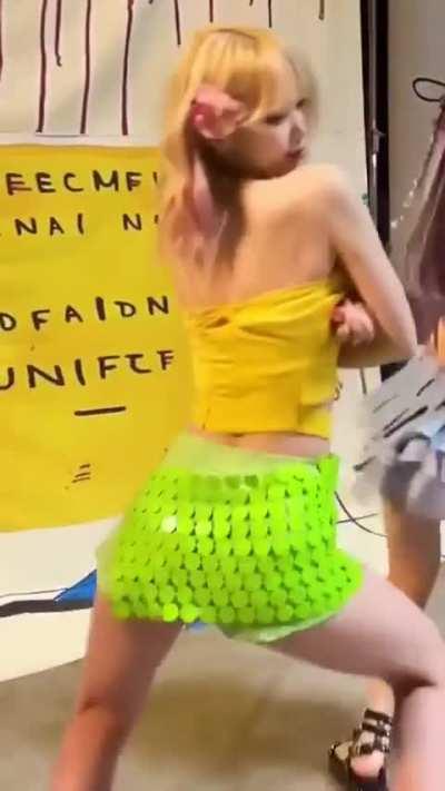 Chaewon hips don't lie 🍑😋