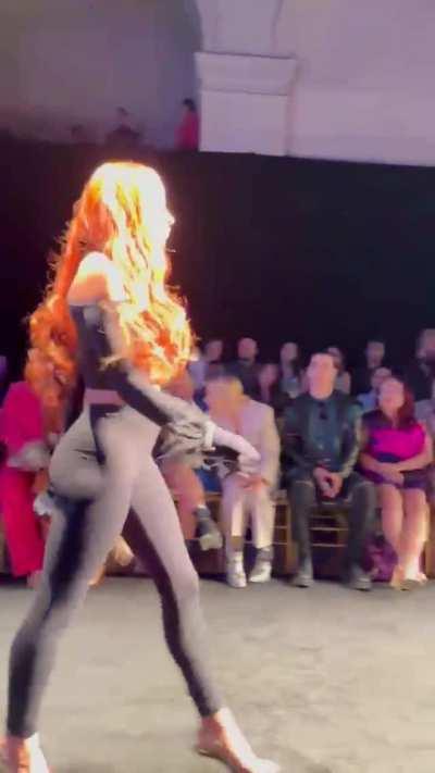Fan video of Mercedes walking the LAFW runway 🍑
