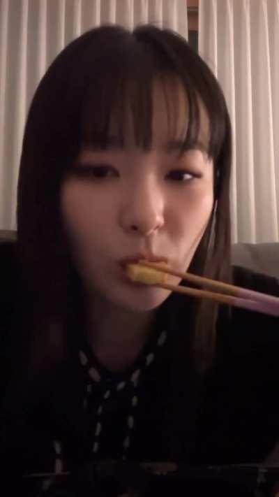 Seulgi eating 