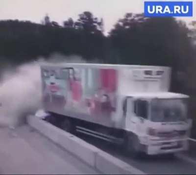 Truck causes aan extreme crash.