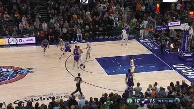 [Highlight] THT with a big clutch basket to give the Jazz the lead with 35 seconds left!