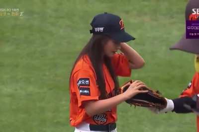 Yuri - Ceremonial First Pitch for Hanwha Eagles vs Samsung Lions Playoff Game