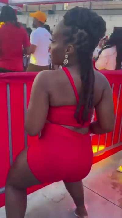 Empress Cece flexing that waistline 🔥 (@empresscece)