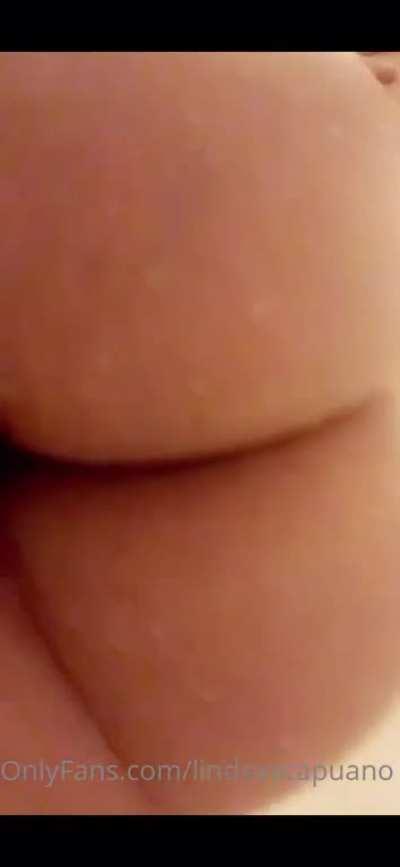 Wet booty, so close to seeing the 😻