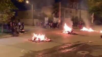 Protesta de los vecinos de la Villa Azul, Quilmes, por la decisión de la intendente Mayra Mendoza de poner a la villa en cuarentena estricta por 2 semanas