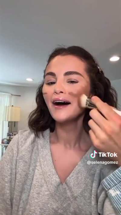 Benny Blanco does Selena Gomez’s make up