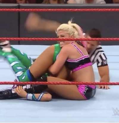Alexa Bliss was a total baddass in the ring this match and Sasha couldn’t stand it
