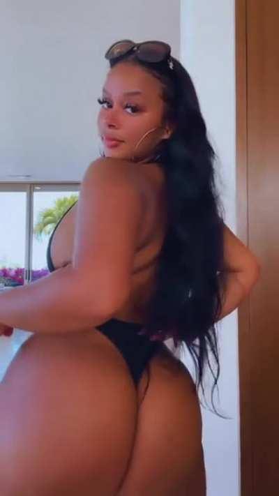 🍑🤳🏽👙