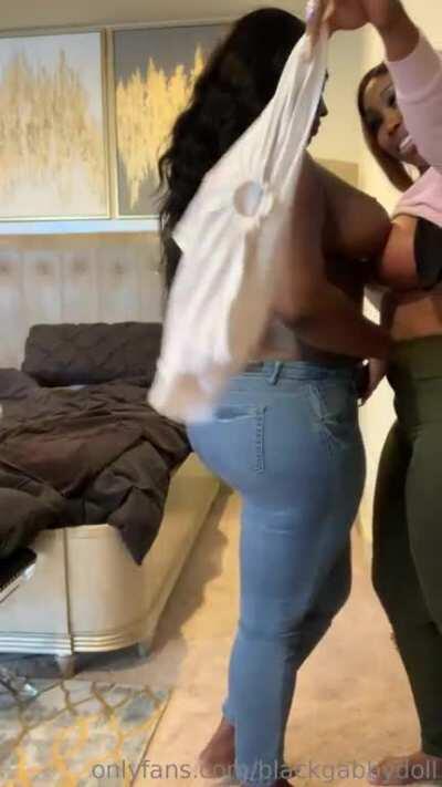 Tittie rubbing 🍆💦💦