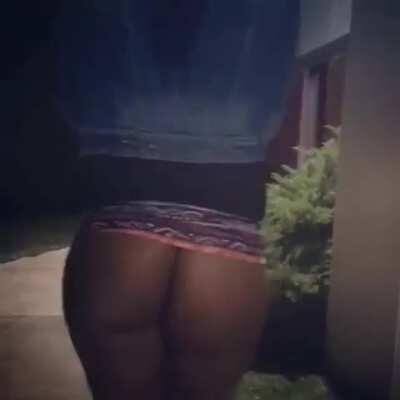 I told her to just keep walking so I can record...🍑😈