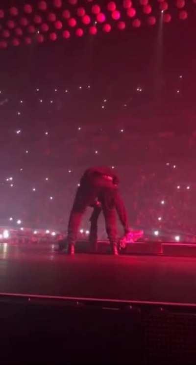 Travis Scott falling off stage with autotune