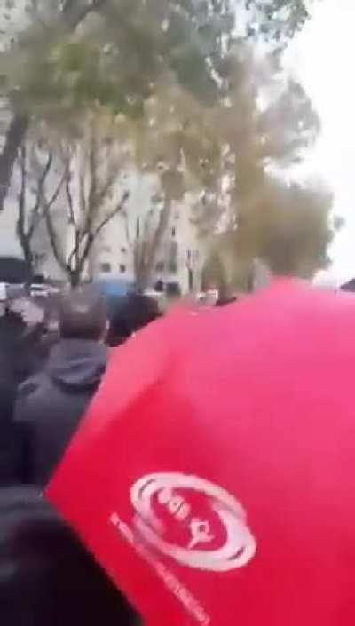 Režimski batinaši prebijaju studente FDU koji su u 11.52 stali ispred svog fakulteta