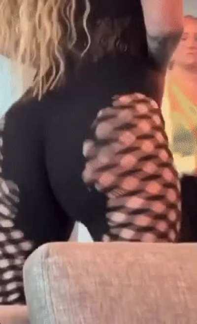 Iggy Azalea knows how to work those fat jiggly cheeks