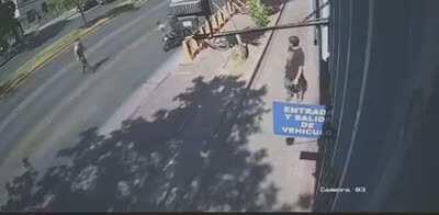 A police officer shoots in front of another, hits him in the leg and is later run over by a private guard. (Santiago, Chile)