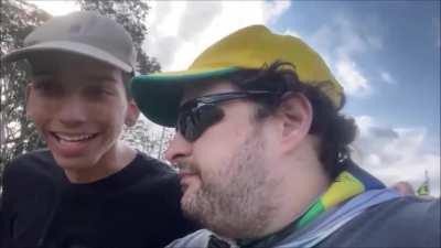 O ancap Paulo Kogos discute com um adolescente sobre uso de dinheiro em campanha