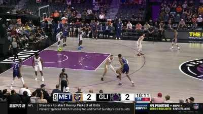 [Highlight] Victor Wembanyama gets his first bucket of the night