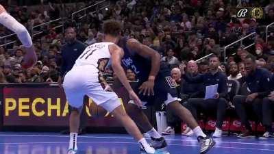 [Highlight] Kawhi Leonard spins off Dyson Daniels and dunks the ball with ease! A once 21-point lead by the Pelicans is trimmed to 4! Currently a 1-point game at half-time!