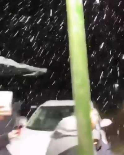 Nevando aqui em SC, manos na minha casa. Em SP tá chovendo muito e frio.