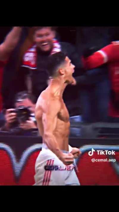 Begging on his knees to be popular 🛐 CR7