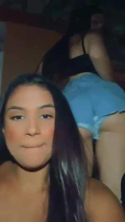 Ela adora se exibir.