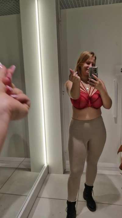 And today, I would like to show you a magical fitting room in one of the stores. Heh