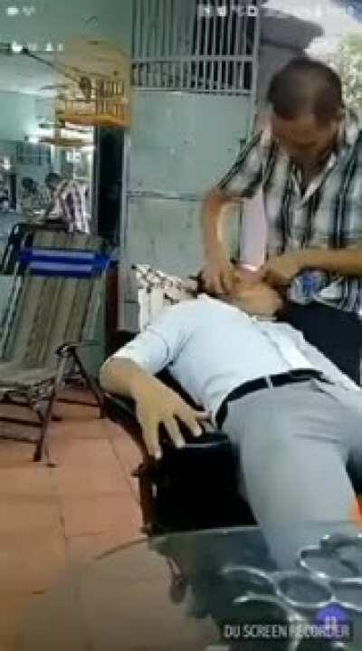 Türk berberinden beteri de varmış bizimki en azından dayıyor