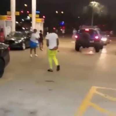 Minimum-wage gas station employee defends store from mass shoplifting spree