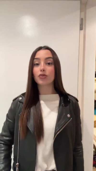 Ella es.: MARTINA, influencer. 2025.