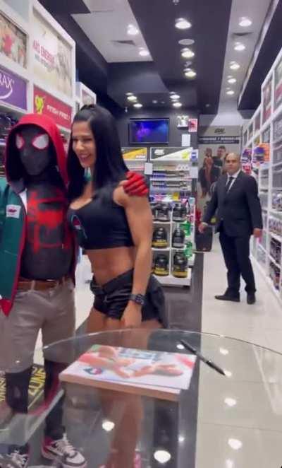 Dude gets to the back for a better view! 🤣