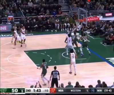 [Highlight] Giannis airballs a layup 2 inches from the net