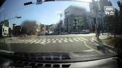 30 Dec 2021: Horrific crash - Car flew out of a parking lot on the 5th floor - South Korea