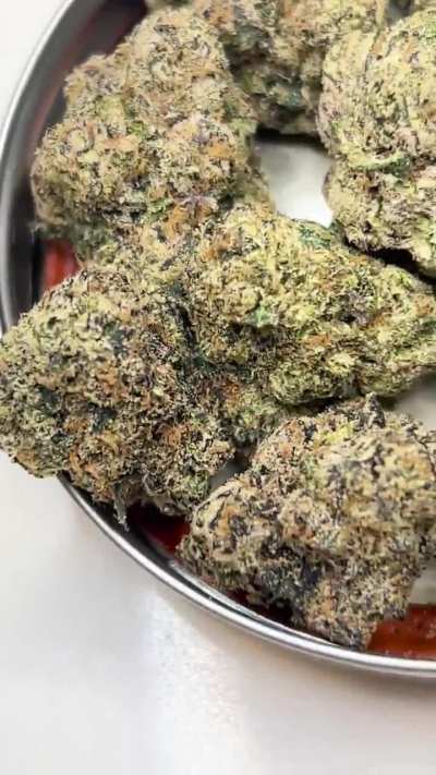 sour candy— (accidentally reposted the mallowz yesterday) smells like a bag of jawbreakers 