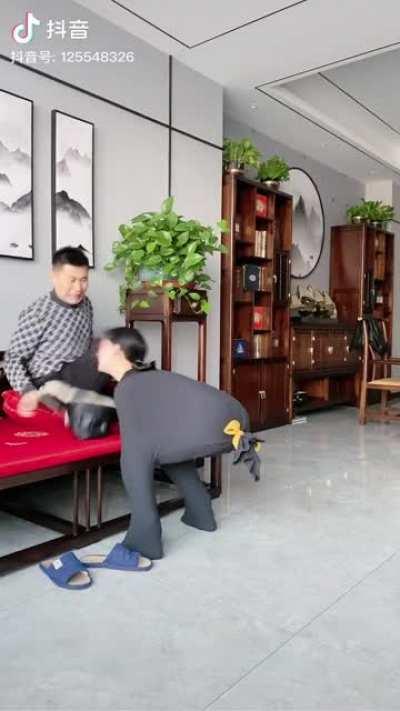 特意穿上老公冬天裡的第一件秋衣，精心打扮了一番，過來逗逗他，老公的反應要把我笑岔氣了哈哈哈😂 Intentionally wore husband's winter qiuyi clothes, carefully dressed up, came to tease him, husband's reaction has me lmao-ing hahaha