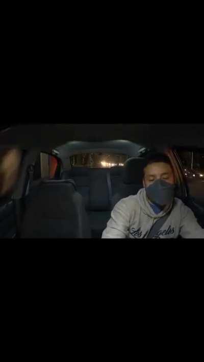 ¿Qué opinan? El taxista se iba a meter en tremendo problema si la golfa desaparecía. En serio la tipa no tiene neuronas o no están conciente de que este país está dlv. 