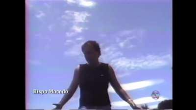 Edir Macedo, líder religioso e fundador da Igreja Universal do Reino de Deus (IURD). Em 1995, foi gravado ensinando as 