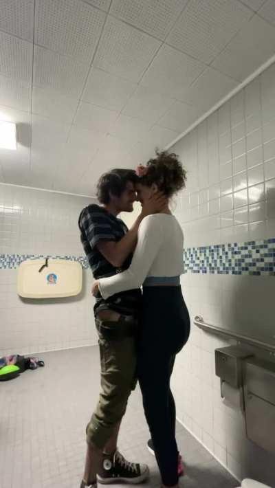 I was getting board of the show so I stepped outside and found this guy to go inside. [fm]